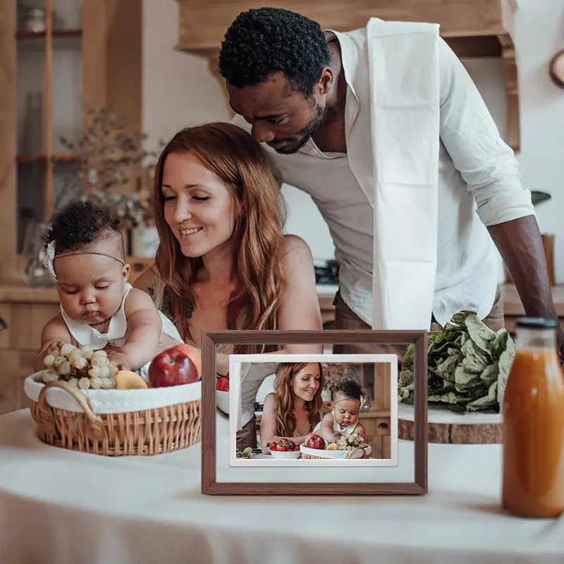 Walnut WiFi Picture Frame: Pinpin HD Digital Displays PinturaLife