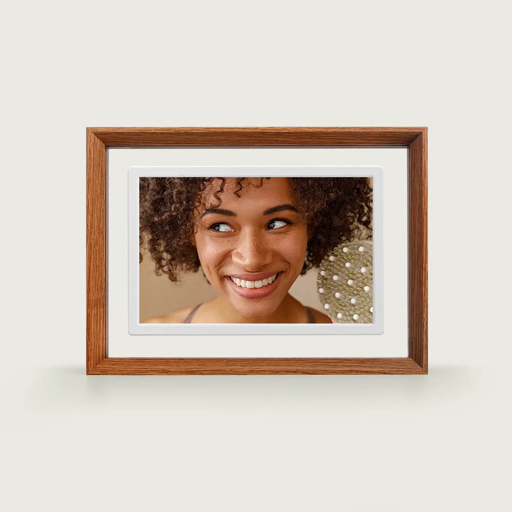 Walnut WiFi Picture Frame: Pinpin HD Digital Displays PinturaLife
