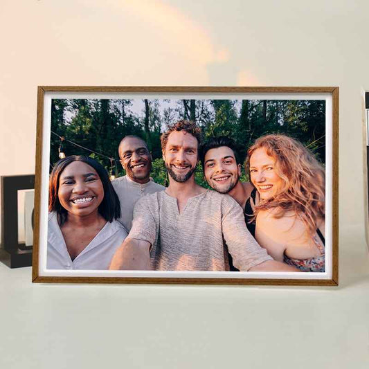 Pinpin 2.0 Aluminum Digital Frame — Wood-Grain Style