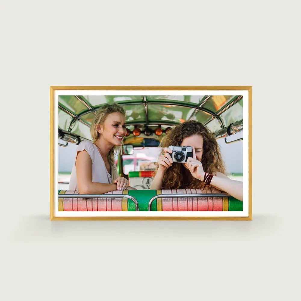 Pinpin 2.0 Aluminum Digital Frame — Sleek Golden