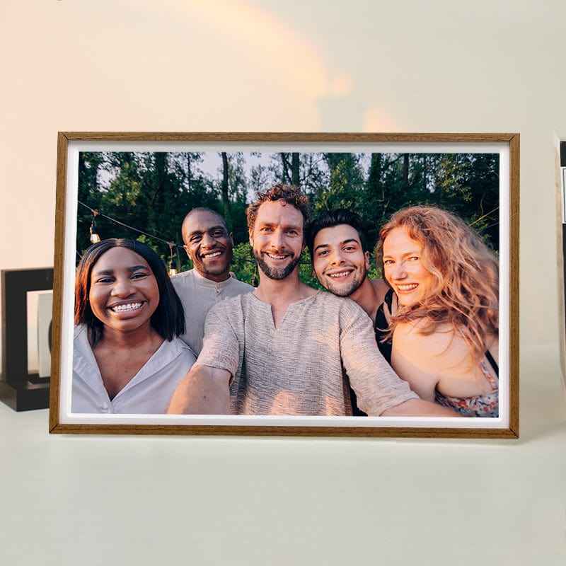Pinpin 2.0 Aluminum Digital Frame — Wood-Grain Style
